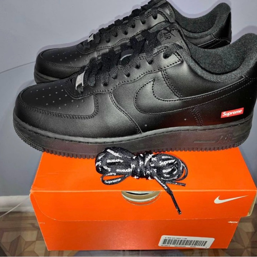 Nike Air Force 1 x Supreme Black Sneakers